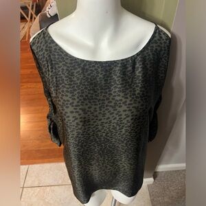 Michael Michael Kors top long,light, open shoulder 3/4 sleeve green/black Large